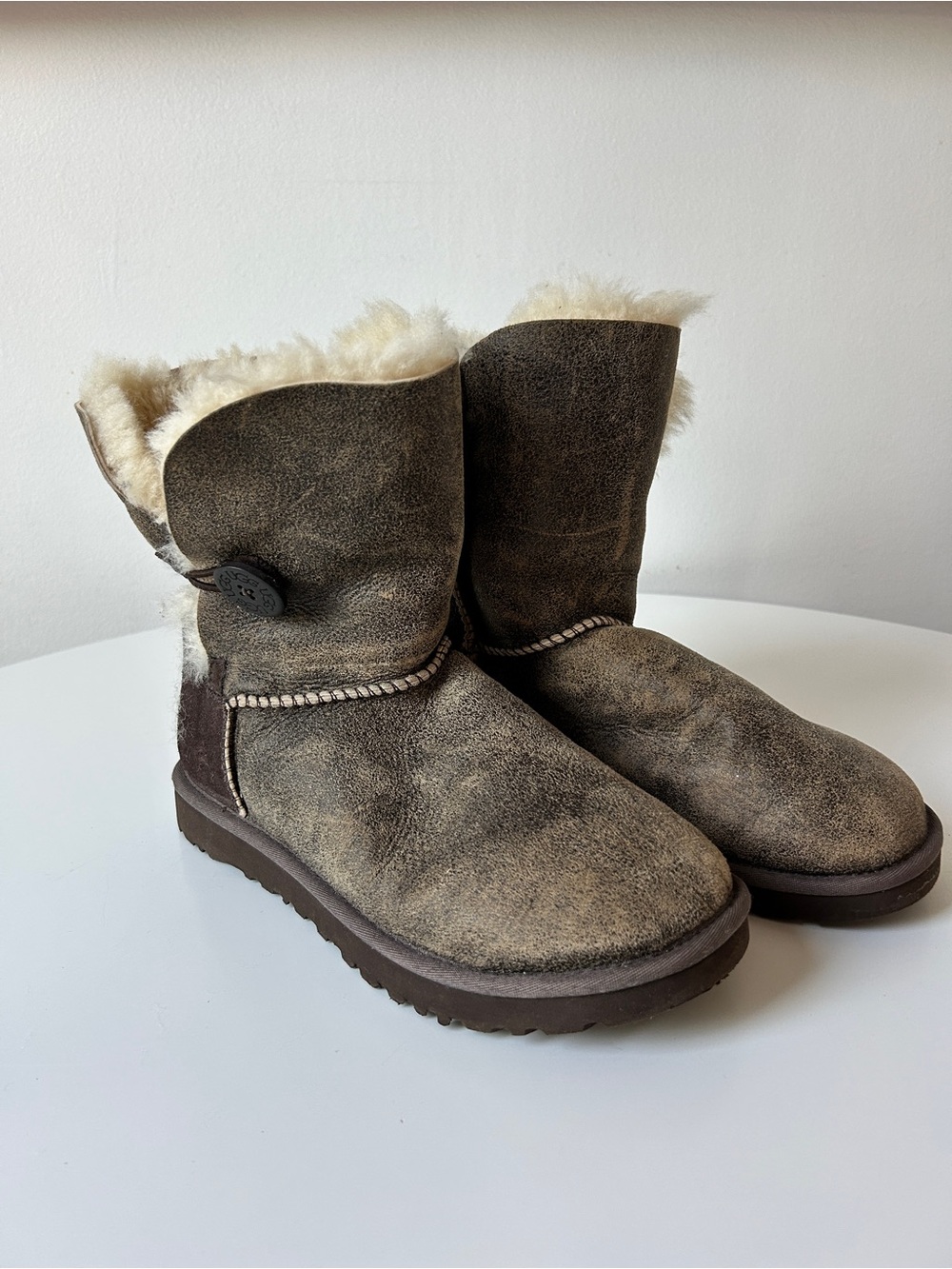 UGG Australia Bailey Button Bomber Shearling Boots in Distressed Brown (New)